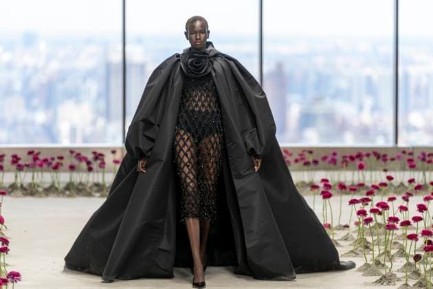 A model wears Carolina Herrera clothing, designed by Wes Gordon during Fashion Week in New York, United States, 10 February 2025. Designer Wes Gordon presents his new collection in New York !ACHTUNG: NUR REDAKTIONELLE NUTZUNG!  Copyright: xAngelxColmenaresx AME8938 20250210-55015958313_1