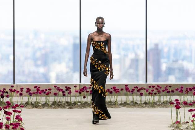 A model wears Carolina Herrera clothing, designed by Wes Gordon during Fashion Week in New York, United States, 10 February 2025. Designer Wes Gordon presents his new collection in New York !ACHTUNG: NUR REDAKTIONELLE NUTZUNG!  Copyright: xAngelxColmenaresx AME8917 20250210-55015958321_1