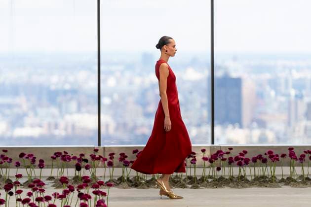 A model wears Carolina Herrera clothing, designed by Wes Gordon during Fashion Week in New York, United States, 10 February 2025. Designer Wes Gordon presents his new collection in New York !ACHTUNG: NUR REDAKTIONELLE NUTZUNG!  Copyright: xAngelxColmenaresx AME8911 20250210-55015958328_1