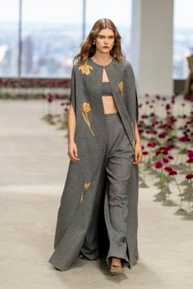 A model wears Carolina Herrera clothing, designed by Wes Gordon during Fashion Week in New York, United States, 10 February 2025. Designer Wes Gordon presents his new collection in New York !ACHTUNG: NUR REDAKTIONELLE NUTZUNG!  Copyright: xAngelxColmenaresx AME8913 20250210-55015958331_1