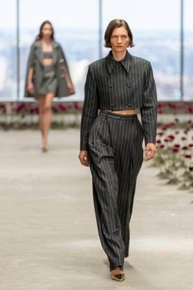 A model wears Carolina Herrera clothing, designed by Wes Gordon during Fashion Week in New York, United States, 10 February 2025. Designer Wes Gordon presents his new collection in New York !ACHTUNG: NUR REDAKTIONELLE NUTZUNG!  Copyright: xAngelxColmenaresx AME8914 20250210-55015958332_1