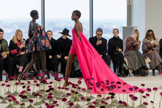 A model wears Carolina Herrera clothing, designed by Wes Gordon during Fashion Week in New York, United States, 10 February 2025. Designer Wes Gordon presents his new collection in New York !ACHTUNG: NUR REDAKTIONELLE NUTZUNG!  Copyright: xAngelxColmenaresx AME8926 20250210-55015958340_1