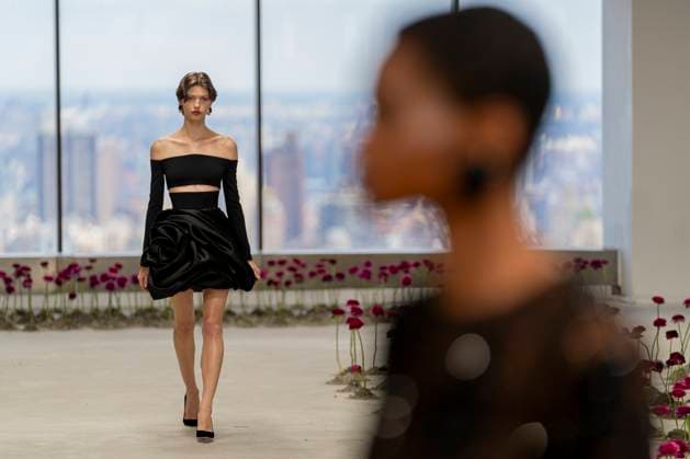 A model wears Carolina Herrera clothing, designed by Wes Gordon during Fashion Week in New York, United States, 10 February 2025. Designer Wes Gordon presents his new collection in New York !ACHTUNG: NUR REDAKTIONELLE NUTZUNG!  Copyright: xAngelxColmenaresx AME8936 20250210-55015958347_1