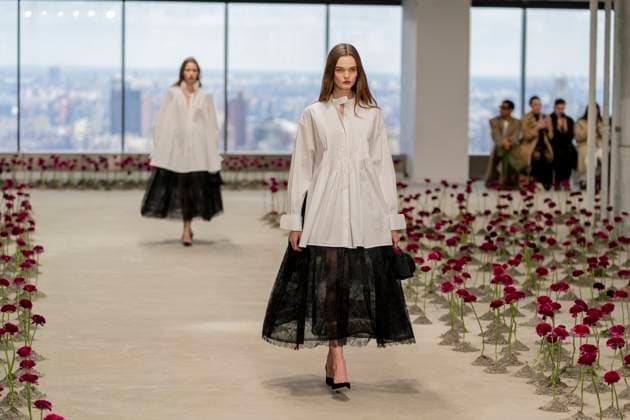 A model wears Carolina Herrera clothing, designed by Wes Gordon during Fashion Week in New York, United States, 10 February 2025. Designer Wes Gordon presents his new collection in New York !ACHTUNG: NUR REDAKTIONELLE NUTZUNG!  Copyright: xAngelxColmenaresx AME8934 20250210-55015958349_1