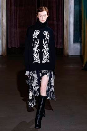 Défilé de mode Monse collection automne hiver 2025 2026 lors de la Fashion Week de New York Model on the runway at the MOnse Fall RTW 2025 fashion show as part of New York Fashion Week on February 09, 2025 in New York, New York New York Etats Unis  Copyright: xAgencex xBestimagexAgencex xBestimagex