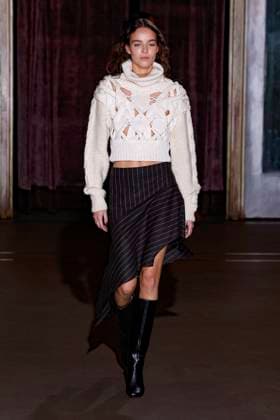 Défilé de mode Monse collection automne hiver 2025 2026 lors de la Fashion Week de New York Model on the runway at the MOnse Fall RTW 2025 fashion show as part of New York Fashion Week on February 09, 2025 in New York, New York New York Etats Unis  Copyright: xAgencex xBestimagexAgencex xBestimagex