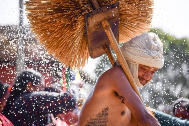 News Themen der Woche KW07 News Bilder des Tages February 10, 2025, Thacho, Lalitpur, Nepal: Devotees perform religious rituals by splashing holy water during the Madhav Narayan Festival, a month-long event dedicated to Lord Madhav Narayan, an incarnation of Lord Vishnu. Devotees also carry butter lamps and blow conch shells (shankha) as part of the sacred observance. Thacho Nepal  - ZUMAn Sw 20250210_mda_s330_098 Copyright: xSafalxPrakashxShresthax