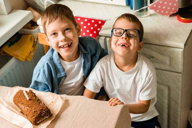 Die Jungen feiern ihren Geburtstag. Utensilien für einen Kindergeburtstag. Brüder mit Kuchen auf ihren Gesichtern bedeckt. Familienfeier zu Hause the boys are celebrating their birthday. paraphernalia of children s birthday. Brothers covered with cake on their faces. family celebration at home ,model released, Symbolfoto Copyright: xZoonar.com KASHAPOVAx 22780941 ,model released, Symbolfoto ,property released