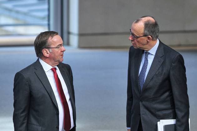 Berlin, Deutschland, 15.03.2024: Deutscher Bundestag: 158. Sitzung: (L-R) Bundesverteidigungsminister Boris Pistorius, SPD, und CDU-Chef Friedrich Merz, in einem kurzen Gespräch Copyright: xdtsxNachrichtenagenturx dts_58384