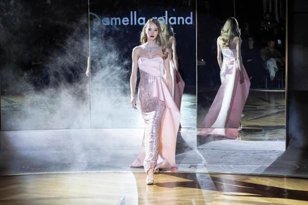 February 10, 2025, New York, New York, USA: A model walks runway for Pamella Roland runway show during New York Fashion Week Fall Winter 2025 at Rainbow Room at Rockefeller Center in New York on February 10, 2025 New York USA - ZUMAr339 20250210_znp_r339_039 Copyright: xLevxRadinx