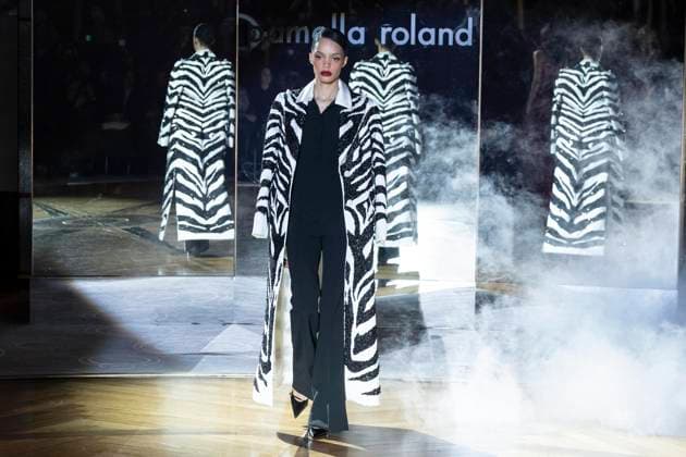 February 10, 2025, New York, New York, USA: A model walks runway for Pamella Roland runway show during New York Fashion Week Fall Winter 2025 at Rainbow Room at Rockefeller Center in New York on February 10, 2025 New York USA - ZUMAr339 20250210_znp_r339_083 Copyright: xLevxRadinx