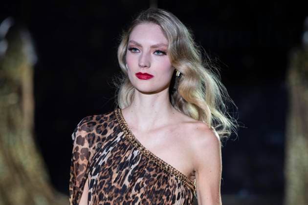 February 10, 2025, New York, New York, USA: A model walks runway for Pamella Roland runway show during New York Fashion Week Fall Winter 2025 at Rainbow Room at Rockefeller Center in New York on February 10, 2025 New York USA - ZUMAr339 20250210_znp_r339_071 Copyright: xLevxRadinx
