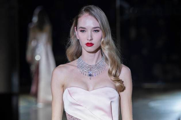 February 10, 2025, New York, New York, USA: A model walks runway for Pamella Roland runway show during New York Fashion Week Fall Winter 2025 at Rainbow Room at Rockefeller Center in New York on February 10, 2025 New York USA - ZUMAr339 20250210_znp_r339_041 Copyright: xLevxRadinx