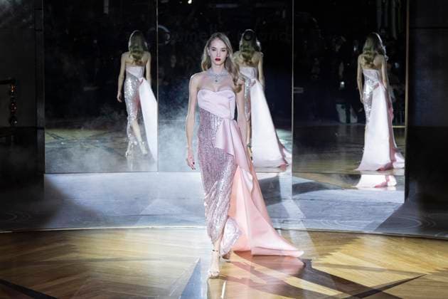 February 10, 2025, New York, New York, USA: A model walks runway for Pamella Roland runway show during New York Fashion Week Fall Winter 2025 at Rainbow Room at Rockefeller Center in New York on February 10, 2025 New York USA - ZUMAr339 20250210_znp_r339_040 Copyright: xLevxRadinx