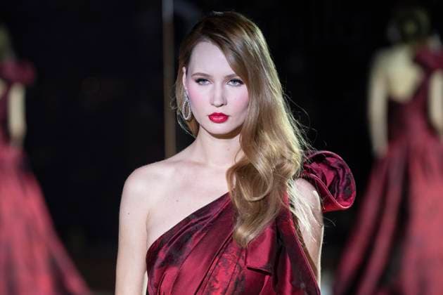 February 10, 2025, New York, New York, USA: A model walks runway for Pamella Roland runway show during New York Fashion Week Fall Winter 2025 at Rainbow Room at Rockefeller Center in New York on February 10, 2025 New York USA - ZUMAr339 20250210_znp_r339_119 Copyright: xLevxRadinx