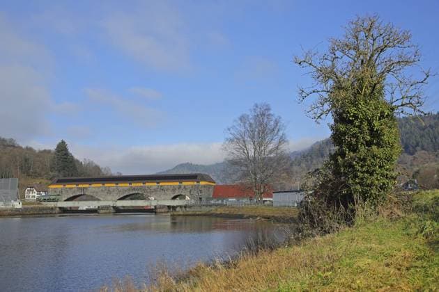 Staumauer mit Stauwerk an der Murg, Murgtal, Stauanlage, Hydrotechnik, Wasserbau, Pumpspeicherkraftwerk, Pumpspeicherwerk, Brücke, Forbach, Schwarzwald, Nordschwarzwald, Baden-Württemberg, Deutschland, Europa Dam wall with barrage on the Murg, Murg valley, dam, hydro engineering, hydraulic engineering, pumped storage power station, pumped storage power station, bridge, Forbach, Black Forest, Northern Black Forest, Baden-Württemberg, Germany, Europe Copyright: imageBROKER GeraldxAbele iblgda12557430.jpg