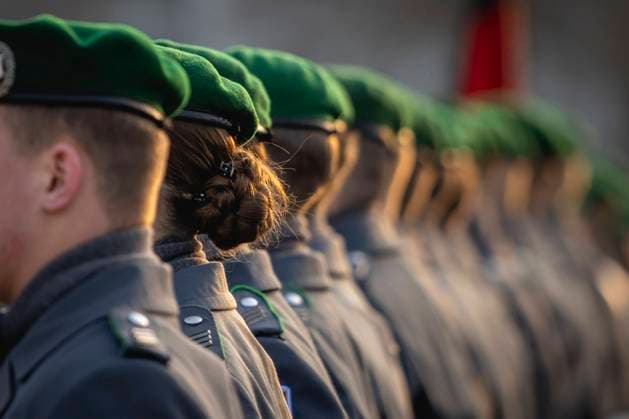 Bundeswehr bekommt Problem um sexuelles Fehlverhalten nicht in den Griff, Symbolbilder Symboldbild zum Thema Frauen in der Bundeswehr. Soldatinnen und Soldaten des Wachbataillons der Bundeswehr treten an zu einem Empfang im Bendlerblock in Berlin, 10.02.2025. Berlin Deutschland Copyright: xJulianexSonntagx