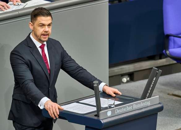 211. Sitzung des Deutschen Bundestag: Zustrombegrenzungsgesetz - Hannes Gnauck EUR, DEU, Berlin, 31.01.2025: Vor der Abstimmung - Hannes Gnauck AfD während seiner Rede. Beratung des von der Fraktion der CDU CSU eingebrachten Entwurfs eines Gesetzes zur Begrenzung des illegalen Zustroms von Drittstaatsangehörigen nach Deutschland. *** 211 Session of the German Bundestag Influx Limitation Act Hannes Gnauck EUR, DEU, Berlin, 31 01 2025 Before the vote Hannes Gnauck AfD during his speech Deliberation on the draft law introduced by the CDU CSU parliamentary group to limit the illegal influx of third-country nationals to Germany