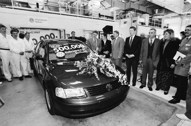 Archivbilder der Woche KW07 VW_Mosel 08.04.1997, Zwickau Mosel, VW Werk, Auslieferung des 500000 VW. Sachsen BRD *** VW Mosel 08 04 1997, Zwickau Mosel, VW plant, delivery of the 500000 VW Sachsen BRD