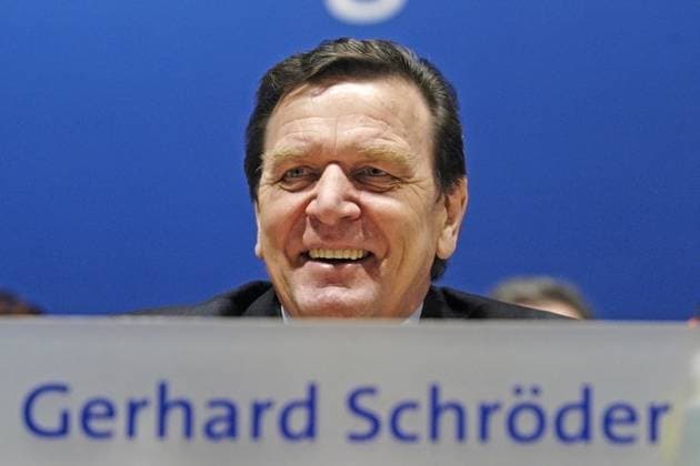 Bundeskanzler Gerhard Schroeder, SPD, portraetiert hinter seinem Namensschild beim Landesparteitag der SPD Thueringens am 27.03.2004 in Jena. Federal Chancellor Gerhard Schroeder, SPD, portrait behind his name tag at the state party conference of the SPD Thuringia on March 27, 2004 in Jena. search: Deutschland neue Bundeslaender Budeskanzler der Bundesrepublik Deutschland Parteitag Bundesparteitag Parteivorsitzender Politik Sozialdemokratie Sozialdemokratische Partei Deutschlands Portrait Portraets Portraits halbe Person QF Kanzler SPD-Kanzler konservativ konservativer Bundestagswahlen Wahlkampf Wahlkaempfe neuer ehemaliger Bundeskanzler Kanzler Alt-Kanzler Altkanzler Wahlergebnisse Wahlergebnis Wahlbarometer Wahlumfragen Umfragen Umfr