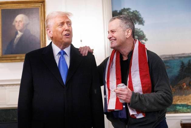 Bilder des Jahres 2025, News 02 Februar News Themen der Woche KW07 US President Donald Trump greets Mark Fogel, who was recently released from prison in Russia, in the Diplomatic Reception Room in Washington DC on Tuesday, February 11, 2025.  WAX20250211226 AaronxSchwartz