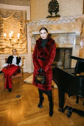 February 11, 2025, New York, New York, United States: Model at the Dennis Basso Fall Winter 2025 Presentation at The Columbus Foundation in New York. Dinara Khairova Zuma Press February 11, 2025. New York United States - ZUMAp281 20250211_zea_p281_041 Copyright: xPhotoxImagexPressx