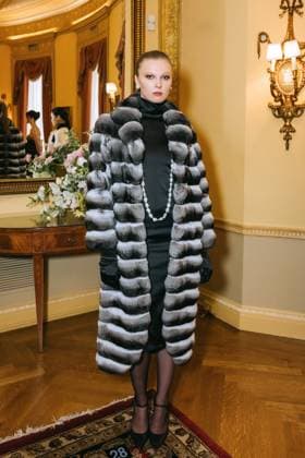 February 11, 2025, New York, New York, United States: Model at the Dennis Basso Fall Winter 2025 Presentation at The Columbus Foundation in New York. Dinara Khairova Zuma Press February 11, 2025. New York United States - ZUMAp281 20250211_zea_p281_055 Copyright: xPhotoxImagexPressx