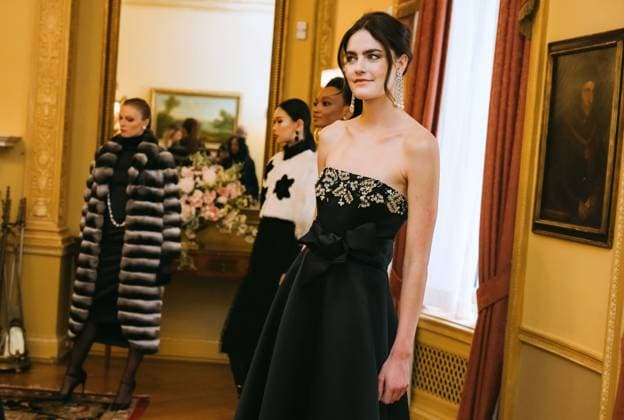 February 11, 2025, New York, New York, United States: Model at the Dennis Basso Fall Winter 2025 Presentation at The Columbus Foundation in New York. Dinara Khairova Zuma Press February 11, 2025. New York United States - ZUMAp281 20250211_zea_p281_059 Copyright: xPhotoxImagexPressx