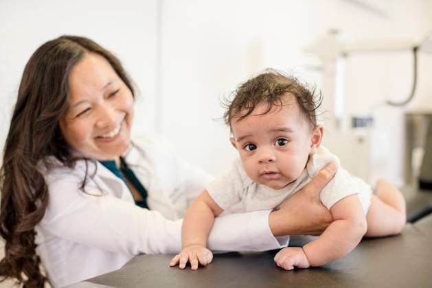 IMAGO Creative, Diversity, Pflege im Krankenhaus Close up of baby getting evaluated by doctor San Francisco, California, United States CR_HOOX250205-1586278-01 ,model released, Symbolfoto ,property released