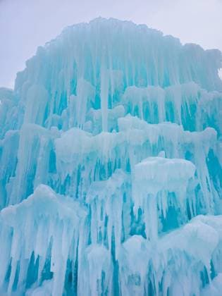 Creative Highlights World Towering ice formations in winter Saint Paul, Minnesota, United States R_NBUC250210-1644385-01