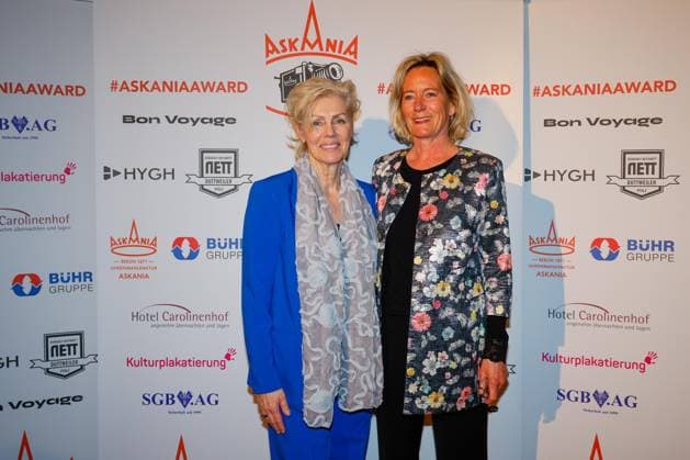 Marika George (Laudatorin), Gitta Deutz (PR-Agentur) bei der 17. Verleihung des ASKANIA-Award im Quatsch Comedy Club Berlin.