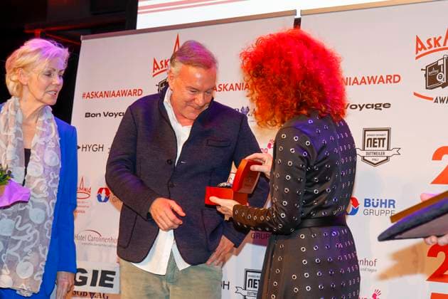 Marika George (Laudatorin), Nico Hofmann (Preisträger), Martina Dold (ASKANIA) bei der 17. Verleihung des ASKANIA-Award im Quatsch Comedy Club Berlin.