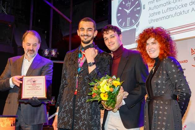 Leonard Burkhardt (Preisträger), Martina Dold (ASKANIA), Nabil Zebdji (Laudator) bei der 17. Verleihung des ASKANIA-Award im Quatsch Comedy Club Berlin.