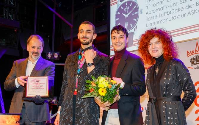 Leonard Burkhardt (Preisträger), Martina Dold (ASKANIA), Nabil Zebdji (Laudator) bei der 17. Verleihung des ASKANIA-Award im Quatsch Comedy Club Berlin.