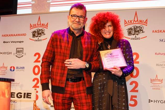 Matthias Freihof (Preisträger), Martina Dold (ASKANIA) bei der 17. Verleihung des ASKANIA-Award im Quatsch Comedy Club Berlin.