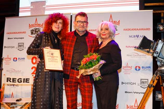 Martina Dold (ASKANIA), Matthias Freihof (Preisträger), Christiane Sadlo (Laudatorin) bei der 17. Verleihung des ASKANIA-Award im Quatsch Comedy Club Berlin.
