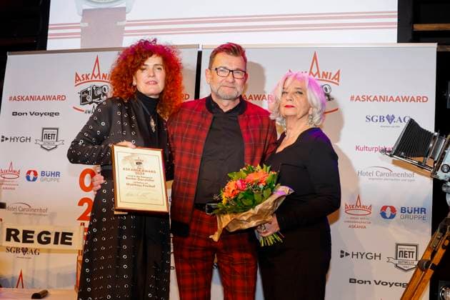 Martina Dold (ASKANIA), Matthias Freihof (Preisträger), Christiane Sadlo (Laudatorin) bei der 17. Verleihung des ASKANIA-Award im Quatsch Comedy Club Berlin.