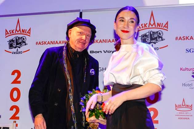 Herrmann Vaske (Laudator), Sibel Kekilli (Preisträgerin) bei der 17. Verleihung des ASKANIA-Award im Quatsch Comedy Club Berlin.