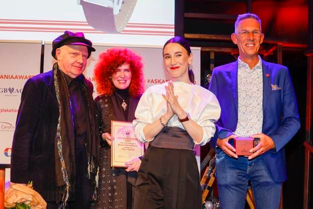 Herrmann Vaske (Laudator), Martina Dold (ASKANIA) Sibel Kekilli (Preisträgerin), Timo Gloxin (ASKANIA) bei der 17. Verleihung des ASKANIA-Award im Quatsch Comedy Club Berlin.