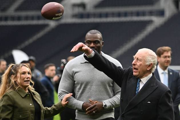 Entertainment Themen der Woche KW07 Entertainment Bilder des Tages King Charles visits Tottenham Hotspur Stadium on February 12, 2025 in London, England. King Charles III is taught how to throw an American Football by Phoebe Schecter (L) and Efe Obada as they attend a demonstration by young people involved in The Huddle Project at Tottenham Hotspur Stadium on February 12, 2025 in London, England. The King acknowledged the impactful charitable efforts happening within the local community, made possible through partnerships with Tottenham Hotspur F.C. and the National Football League (NFL), Credit:Eddie Mulholland Avalon UK, London  Copyright: xEddiexMulhollandx xAvalonx 0962796604