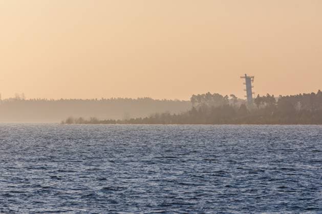 Cottbuser Ostssee DEU Deutschland Brandenburg Cottbus, 11.02.2025, Cottbuser Ostsee mit Merzdorfer Turm, Durch Flutung des ehemaligen Braunkohletagebaus Cottbus-Nord entsteht der Cottbuser Ostsee.. Der zukuenftige Cottbuser Ostsee wird gegenwaertig durch das Lausitzer Bergbauunternehmen LEAG geflutet - bis Mitte der 2020er Jahre entsteht ein 1900 Hektar grosser See am Rand der Stadt Cottbus. Zum Jahresende 2024 war erstmalig der Endwasserstand des Sees erreicht. *** Cottbuser Ostssee DEU Germany Brandenburg Cottbus, 11 02 2025, Cottbuser Ostsee with Merzdorfer Turm, The Cottbuser Ostsee is being created by flooding the former Cottbus Nord opencast lignite mine The future Cottbuser Ostsee is currently being flooded by the Lusatian mining com AF_CB_Ostsee_2025_54534