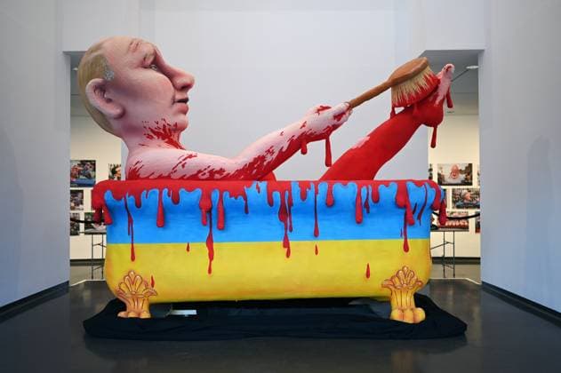 Retrospektive des Düsseldorfer Künstlers Jacques Tilly im Stadtmuseum Düsseldorf:ãJacques Tilly. Freigeist - 200 Jahre Comitee Düsseldorfer Carneval e. V.Ò, Modell Putin in der Blutbadewanne. *** Retrospective of the Düsseldorf artist Jacques Tilly at the Stadtmuseum Düsseldorf ÒJacques Tilly Freigeist 200 Jahre Comitee Düsseldorfer Carneval e V Ó, model Putin in the bloodbath tub
