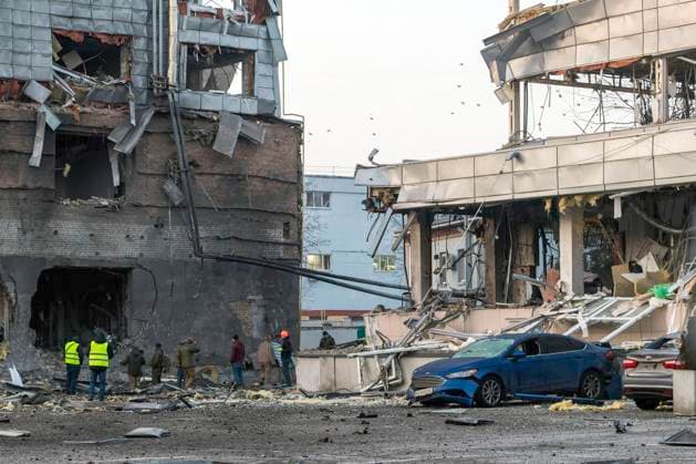Bilder des Jahres 2025, News 02 Februar News Themen der Woche KW07 News Bilder des Tages The Site Of A Russian Missile Strike Early Morning In Kyiv The site of a Russian missile strike in Kyiv, Ukraine, on February 12, 2025. At least one man is killed and four others, including one child, are injured. Kyiv Ukraine  Copyright: xMaxymxMarusenkox originalFilename: musiienko-notitle250212_npsu4.jpg