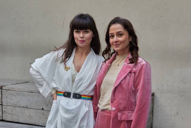 Lore Richter und Sarah Alles - Gaesteankunft zur Verleihung des Kurzfilmpreises BLAUE BLUME von Romance TV im Prince Charles in Berlin am 12.02.2025. Kurzfilmpreis BLAUE BLUME