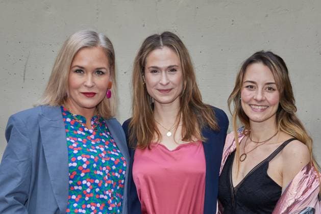 Judith Hoersch, Lea Marlen Woitack und Luisa Wietzorek - Gaesteankunft zur Verleihung des Kurzfilmpreises BLAUE BLUME von Romance TV im Prince Charles in Berlin am 12.02.2025. Kurzfilmpreis BLAUE BLUME