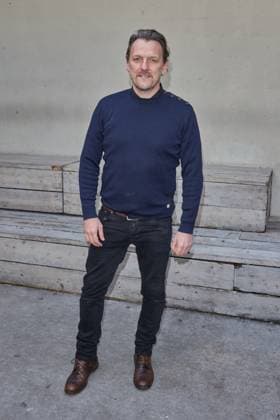 Nils Schulz - Gaesteankunft zur Verleihung des Kurzfilmpreises BLAUE BLUME von Romance TV im Prince Charles in Berlin am 12.02.2025. Kurzfilmpreis BLAUE BLUME