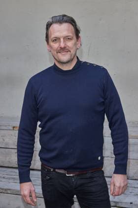 Nils Schulz - Gaesteankunft zur Verleihung des Kurzfilmpreises BLAUE BLUME von Romance TV im Prince Charles in Berlin am 12.02.2025. Kurzfilmpreis BLAUE BLUME