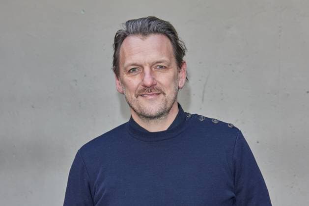 Nils Schulz - Gaesteankunft zur Verleihung des Kurzfilmpreises BLAUE BLUME von Romance TV im Prince Charles in Berlin am 12.02.2025. Kurzfilmpreis BLAUE BLUME