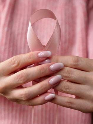Monat des Brustkrebsbewusstseins Pink October Breast Cancer Awareness month, woman hand with pink Ribbon in hospital for support people life and illness. Vertical Copyright: xZoonar.com OksanaxFedorchukx 22295501
