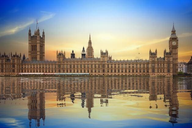 Parlamentsgebäude und Big Ben spiegeln sich im Turm Houses of parliament and Big Ben tower reflected London Copyright: xZoonar.com JanxxWachalax 22324717